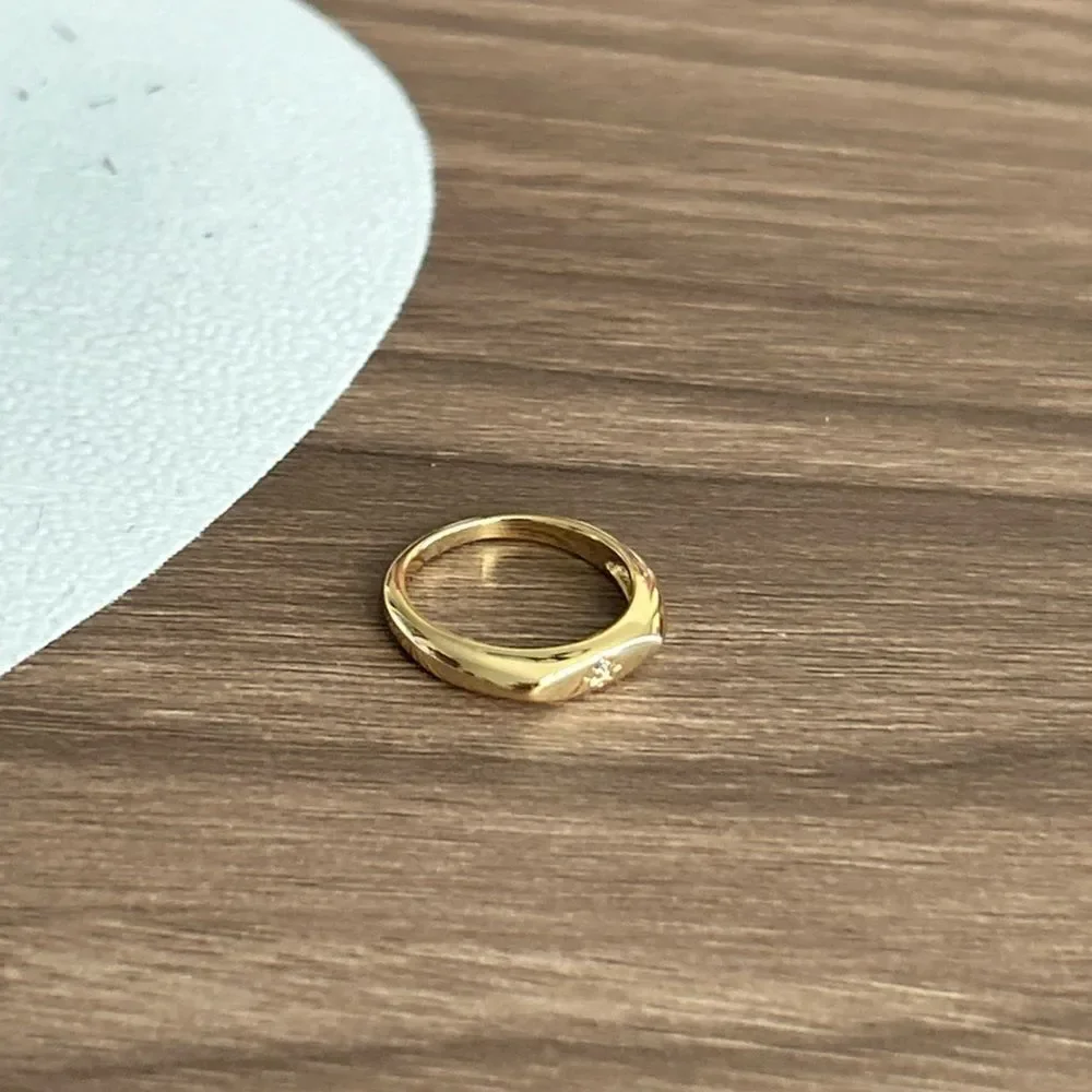 Elegant Gold Ring Q780